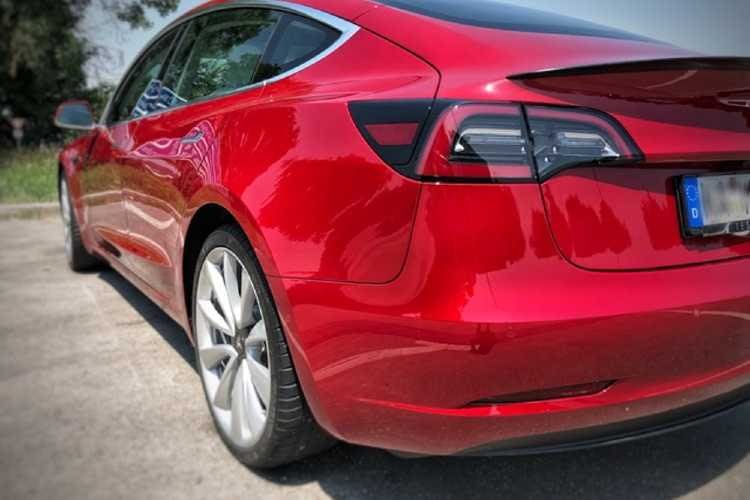 Der Tesla Model 3 erreicht eine Höchstgeschwindigkeit von bis zu 261 km/h Der Tesla Model 3 erreicht eine Höchstgeschwindigkeit von bis zu 261 km/h