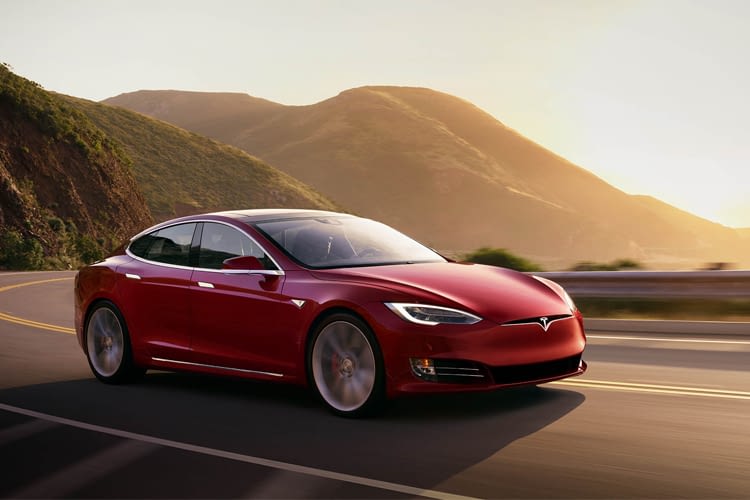 Tesla beweist mit Model S bereits, dass E-Autos sowohl Style als auch Reichweite haben Tesla beweist mit Model S bereits, dass E-Autos sowohl Style als auch Reichweite haben