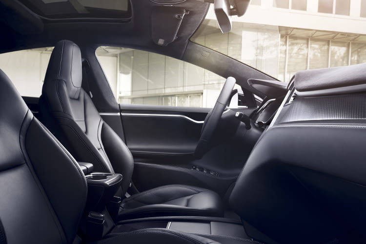 Model S - auch in Sachen Komfort steht der Tesla anderen Oberklasse Limousinen in nichts nach Model S - auch in Sachen Komfort steht der Tesla anderen Oberklasse Limousinen in nichts nach