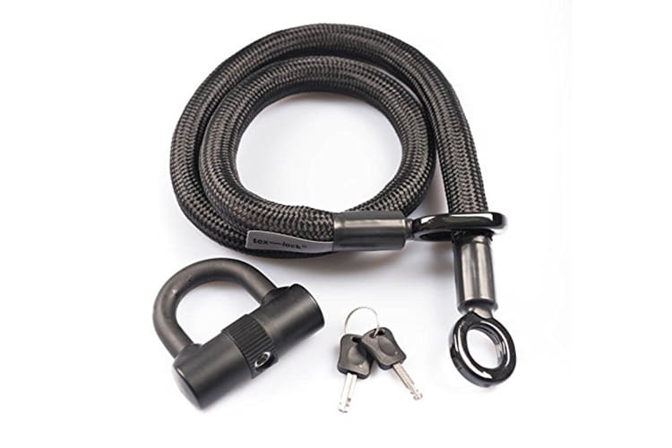 Mit einem Bügelschloss schließt man die Enden des Textilbandes zusammen Mit einem Bügelschloss schließt man die Enden des Textilbandes zusammen