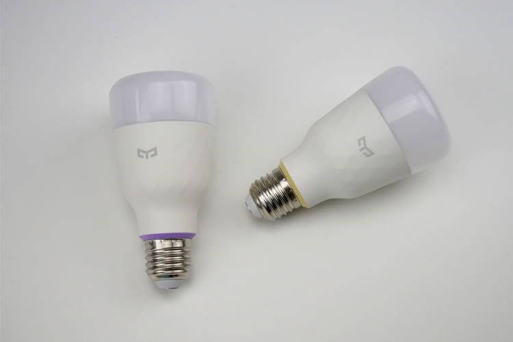 Die Colur Bulb verfügt über einen lila Rand, Tunable White ist beige umrandet Die Colur Bulb verfügt über einen lila Rand, Tunable White ist beige umrandet