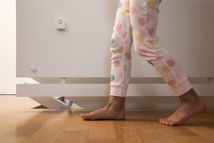 Wer nachts aus dem Bett muss, braucht dank dem Smart+ Bewegungsmelder nicht nach dem Lichtschalter tasten Wer nachts aus dem Bett muss, braucht dank dem Smart+ Bewegungsmelder nicht nach dem Lichtschalter tasten