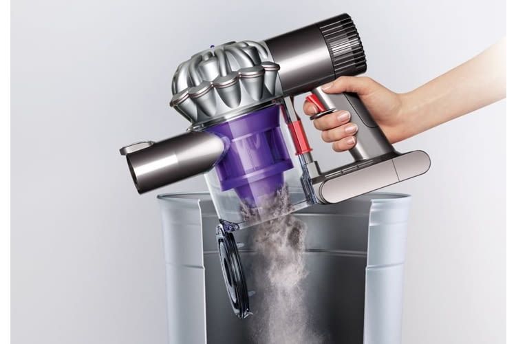 Der Staubbehälter des Dyson V6 Trigger+ wird kontaktlos per Knopfdruck geleert Der Staubbehälter des Dyson V6 Trigger+ wird kontaktlos per Knopfdruck geleert