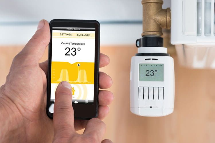 Per App gesteuerte Thermostate übernehmen die Eingabe vom Smartphone und heizen auf die gewünschte Temperatur Per App gesteuerte Thermostate übernehmen die Eingabe vom Smartphone und heizen auf die gewünschte Temperatur