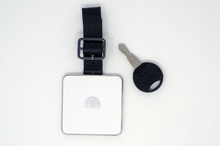 Tile Slim wird einfach in den metallenen Kofferanhänger Tile Luggage Tag eingeklebt Tile Slim wird einfach in den metallenen Kofferanhänger Tile Luggage Tag eingeklebt
