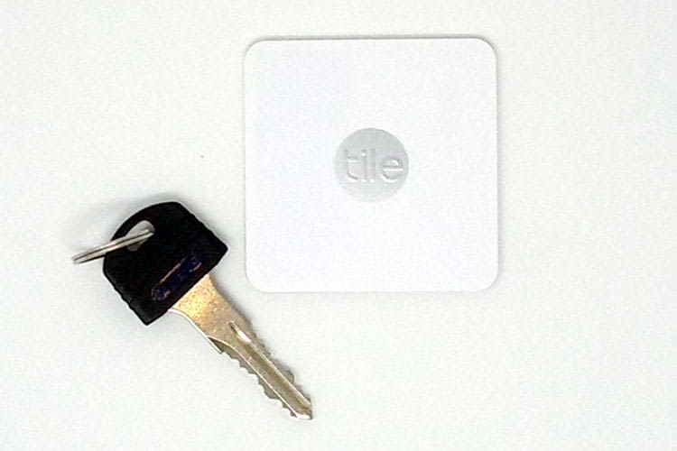 Der Tile Slim Bluetooth-Tracker ist flach mit kleinem Flächenmaß, so dass er sich vielseitig einsetzen lässt Der Tile Slim Bluetooth-Tracker ist flach mit kleinem Flächenmaß, so dass er sich vielseitig einsetzen lässt