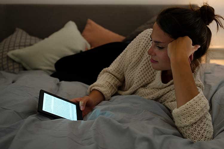 Dank Bildschirmbeleuchtung ist das Lesen im Dunklen kein Problem Dank Bildschirmbeleuchtung ist das Lesen im Dunklen kein Problem