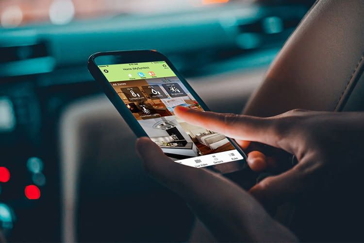 Über die Toshiba Symbio App lassen sich angeschlossene Smart Hub-Geräte auch von unterwegs steuern Über die Toshiba Symbio App lassen sich angeschlossene Smart Hub-Geräte auch von unterwegs steuern