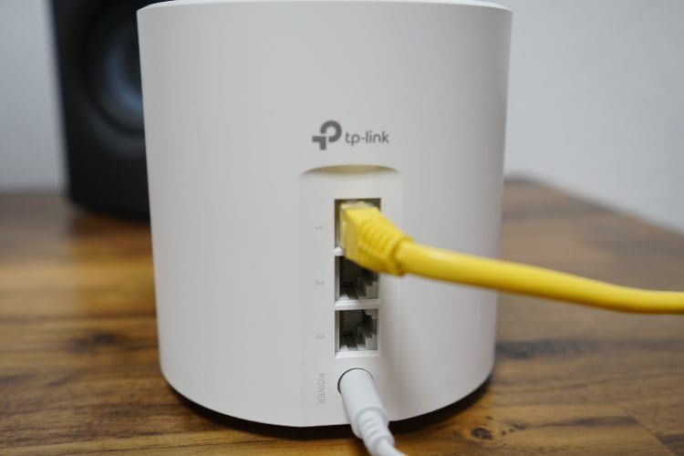 Die einzigen Anschlüsse des TP-Link Deco X50 befinden sich auf der Rückseite Die einzigen Anschlüsse des TP-Link Deco X50 befinden sich auf der Rückseite