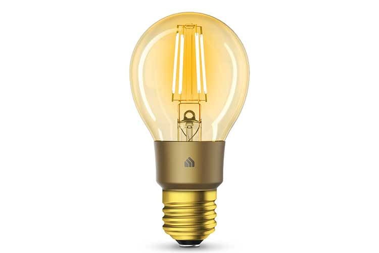 Nicht nur die Birne der TP-Link-Kasa Filament Smart Bernstein Gelb ist eingefärbt, sondern ebenso der E27 Sockel Nicht nur die Birne der TP-Link-Kasa Filament Smart Bernstein Gelb ist eingefärbt, sondern ebenso der E27 Sockel