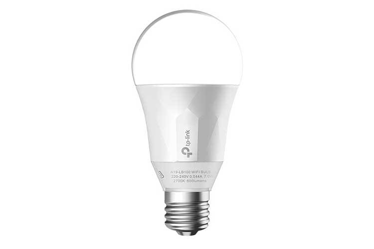 Die TP-Link Kasa LB100 WLAN Leuchte leuchtet warmweiß und ist dimmbar Die TP-Link Kasa LB100 WLAN Leuchte leuchtet warmweiß und ist dimmbar