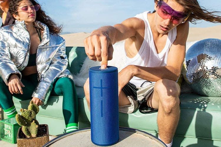 Mit dem Magic Button von UE MEGABOOM 3 spielen Nutzer ohne Griff zum Smartphone Playlists von Spotify und Co. ab Mit dem Magic Button von UE MEGABOOM 3 spielen Nutzer ohne Griff zum Smartphone Playlists von Spotify und Co. ab