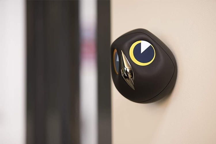 Die interaktive Ulo Überwachungskamera kann auch an der Wand montiert werden Die interaktive Ulo Überwachungskamera kann auch an der Wand montiert werden