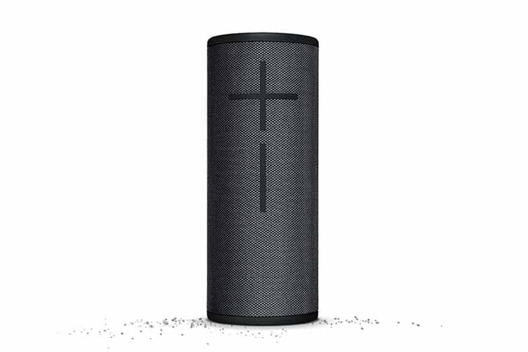 Das Plus- und Minus-Symbol sind die Tasten zur Lautstärkeregelung am Ultimate Ears BOOM 3 Bluetooth-Lautsprecher Das Plus- und Minus-Symbol sind die Tasten zur Lautstärkeregelung am Ultimate Ears BOOM 3 Bluetooth-Lautsprecher