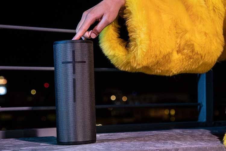 Mehrere Ultimate Ears Bluetooth-Lautsprecher lassen sich koppeln und somit eine ganze Outdoor-Party beschallen Mehrere Ultimate Ears Bluetooth-Lautsprecher lassen sich koppeln und somit eine ganze Outdoor-Party beschallen
