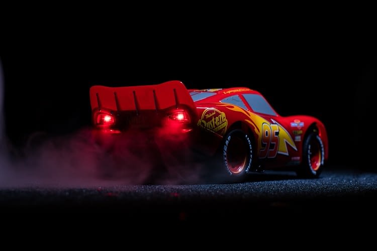 Gleich 6 Motoren steuern die einzelnen Komponenten des smarten Spielzeugautos Gleich 6 Motoren steuern die einzelnen Komponenten des smarten Spielzeugautos
