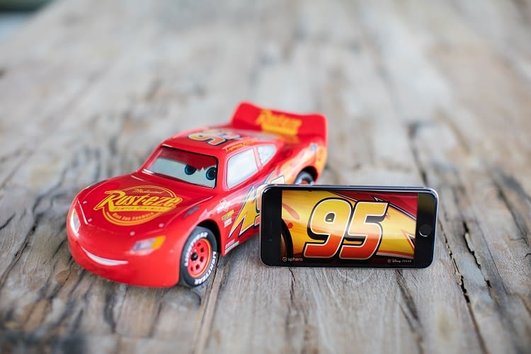 Über die App können Autofans den vernetzten Lightning McQueen steuern Über die App können Autofans den vernetzten Lightning McQueen steuern