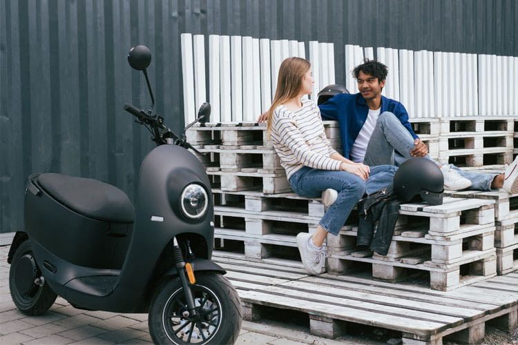 Der E-Roller von unu bietet je nach Modellausführung eine Reichweite von bis zu 100 km. Der E-Roller von unu bietet je nach Modellausführung eine Reichweite von bis zu 100 km.