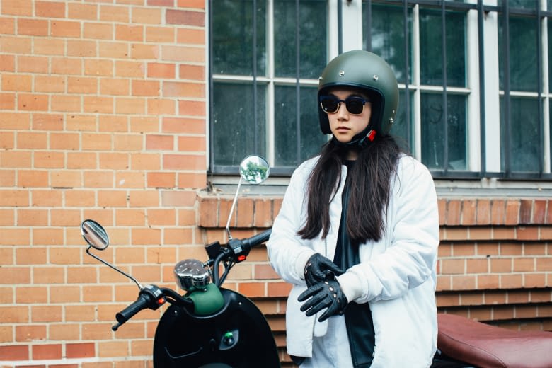 Den Helm kann man am Sitz des unu sichern oder mitnehmen Den Helm kann man am Sitz des unu sichern oder mitnehmen