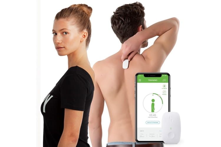 Das kompakte Gadget wird mit einem hypoallergenen Klebepad am oberen Rücken befestigt Das kompakte Gadget wird mit einem hypoallergenen Klebepad am oberen Rücken befestigt