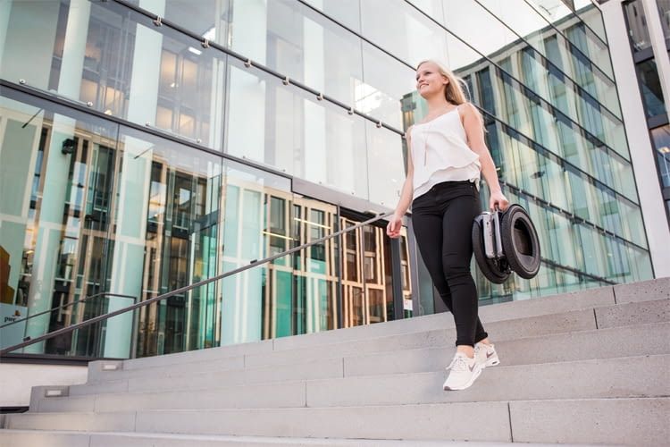 Bei Treppen oder anderen Hindernissen kann UrmO einfach in die Hand genommen werden Bei Treppen oder anderen Hindernissen kann UrmO einfach in die Hand genommen werden