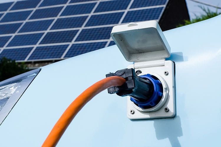 Experten sind überzeugt: Batterien von E-Autos werden zukünftig zu intelligenten Stromspeichern Experten sind überzeugt: Batterien von E-Autos werden zukünftig zu intelligenten Stromspeichern