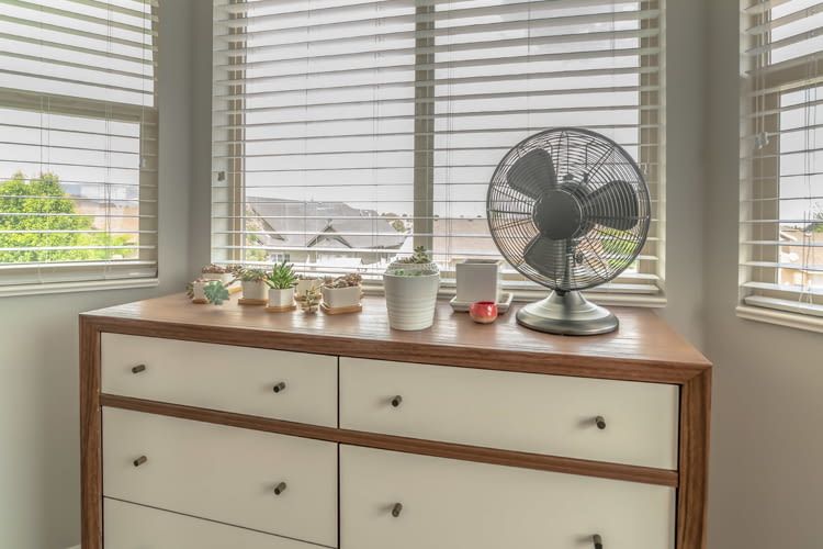 Ein Tischventilator ist meist deutlich breiter als ein Turmventilator Ein Tischventilator ist meist deutlich breiter als ein Turmventilator