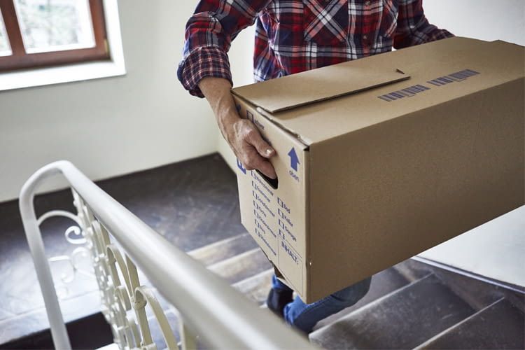 Netter Umzugshelfer oder dreister Betrüger? Im Zweifelsfall lieber genau hinschauen Netter Umzugshelfer oder dreister Betrüger? Im Zweifelsfall lieber genau hinschauen