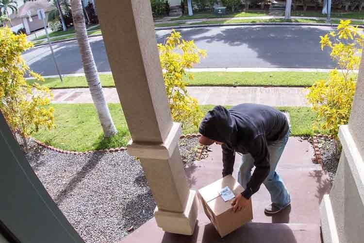 Paketbote oder dreister Dieb? Eine Videotürklingel meldet jede Person an der Tür Paketbote oder dreister Dieb? Eine Videotürklingel meldet jede Person an der Tür