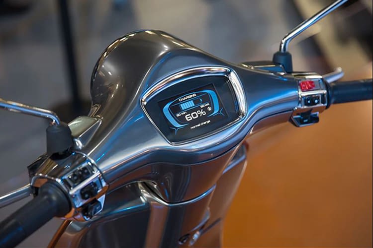 Die Connected Vespa zeigt auf dem Display Anrufe und Fahrzeuginformationen an Die Connected Vespa zeigt auf dem Display Anrufe und Fahrzeuginformationen an
