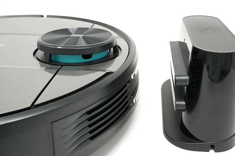 Per Ladestreifen dockt der Saugroboter Viomi V2 an die Ladestation an und findet diese von allein Per Ladestreifen dockt der Saugroboter Viomi V2 an die Ladestation an und findet diese von allein