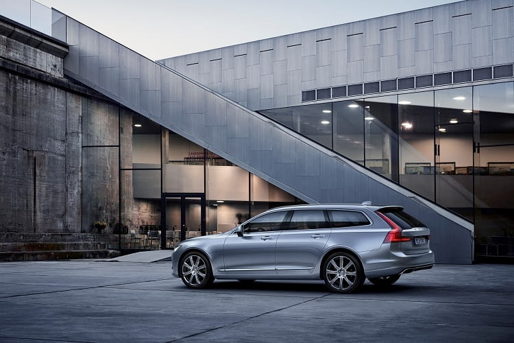 Der Volvo V90 lässt sich gut mit dem Mercedes E 350 e vergleichen Der Volvo V90 lässt sich gut mit dem Mercedes E 350 e vergleichen