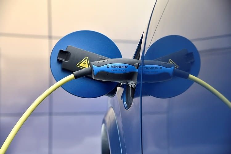 Der Volvo XC90 lässt sich auch an der Steckdose zu Hause laden Der Volvo XC90 lässt sich auch an der Steckdose zu Hause laden