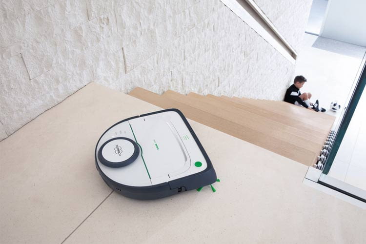 An Treppenkanten kehrt der Kobold VR300 Saugroboter automatisch um An Treppenkanten kehrt der Kobold VR300 Saugroboter automatisch um
