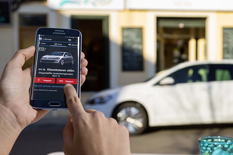 App-Connect – drei innovative Technologien, mit denen Smartphone Apps auf den Touchscreen des Infotainment-Systems kommen App-Connect – drei innovative Technologien, mit denen Smartphone Apps auf den Touchscreen des Infotainment-Systems kommen
