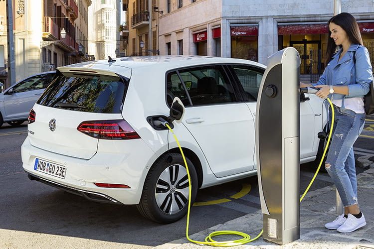 Der Ladevorgang über den Haushaltsstecker mit 2,3 kW dauert beim VW e-Golf rund 17 Stunden Der Ladevorgang über den Haushaltsstecker mit 2,3 kW dauert beim VW e-Golf rund 17 Stunden
