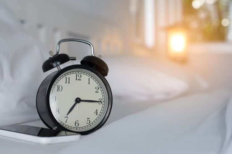 Die Farbe des Lichts von Wake Up Light wandelt sich während der Weckphase Die Farbe des Lichts von Wake Up Light wandelt sich während der Weckphase