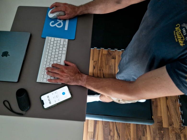Während dem Arbeiten Laufen ist mit dem WalkingPad einfach möglich und die App gibt Aufschluss über alle wichtigen Trainingsdaten Während dem Arbeiten Laufen ist mit dem WalkingPad einfach möglich und die App gibt Aufschluss über alle wichtigen Trainingsdaten