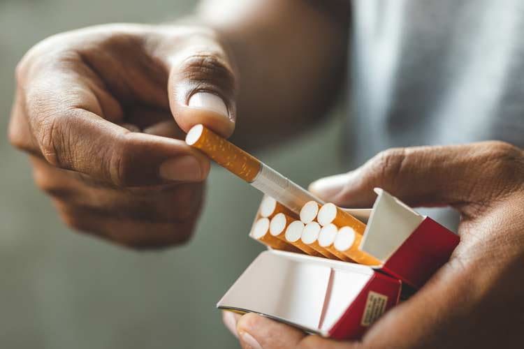 Schon vor dem Anzünden einer Zigarette lohnt es sich einen Luftreiniger einzuschalten Schon vor dem Anzünden einer Zigarette lohnt es sich einen Luftreiniger einzuschalten