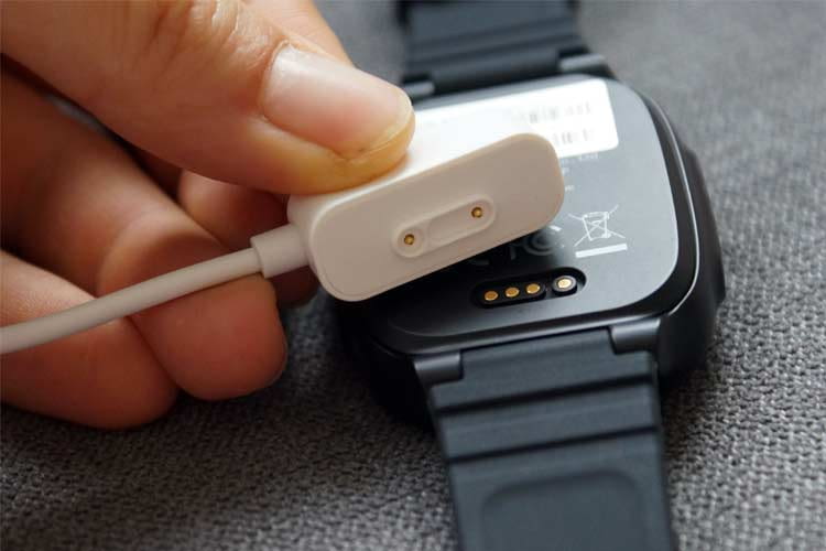 Zur Energieversorgung der Smartwatch wird ein magnetische Lademodul mitgeliefert Zur Energieversorgung der Smartwatch wird ein magnetische Lademodul mitgeliefert