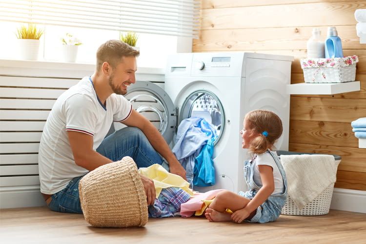 Waschtrockner, egal welcher Art, sollten von Kindern nur unter Aufsicht bedient werden Waschtrockner, egal welcher Art, sollten von Kindern nur unter Aufsicht bedient werden