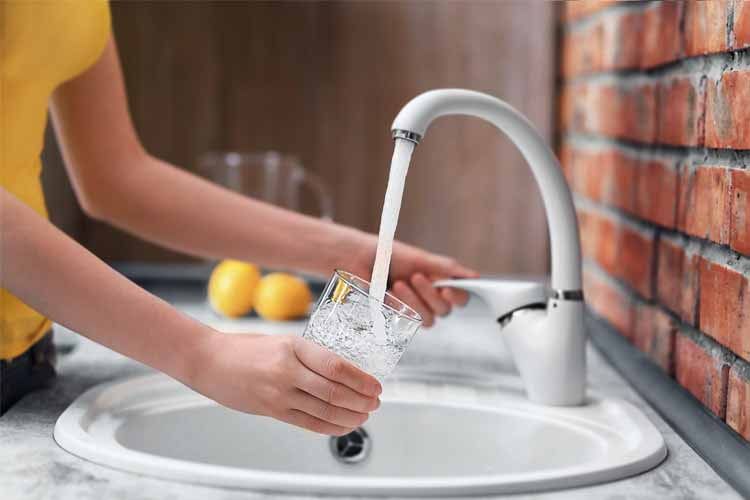 Den Wasserhahn nach Gebrauch immer sofort zudrehen Den Wasserhahn nach Gebrauch immer sofort zudrehen