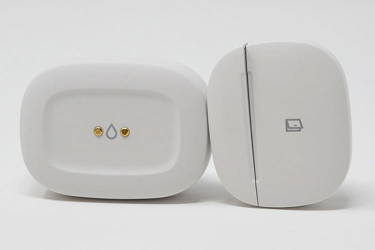 Der Wasserschaden Sensor und der Tür- und Fensterkontakt Sensor besitzen etwa die ähnliche Größe Der Wasserschaden Sensor und der Tür- und Fensterkontakt Sensor besitzen etwa die ähnliche Größe