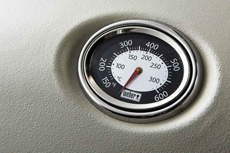 Dank des Deckelthermometers hat der Grillmeister die Temperatur immer im Blick Dank des Deckelthermometers hat der Grillmeister die Temperatur immer im Blick