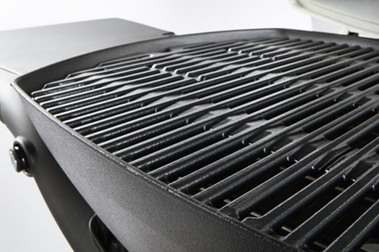 Der herausnehmbare, emaillierte Grillrost erleichtert die Reinigung Der herausnehmbare, emaillierte Grillrost erleichtert die Reinigung