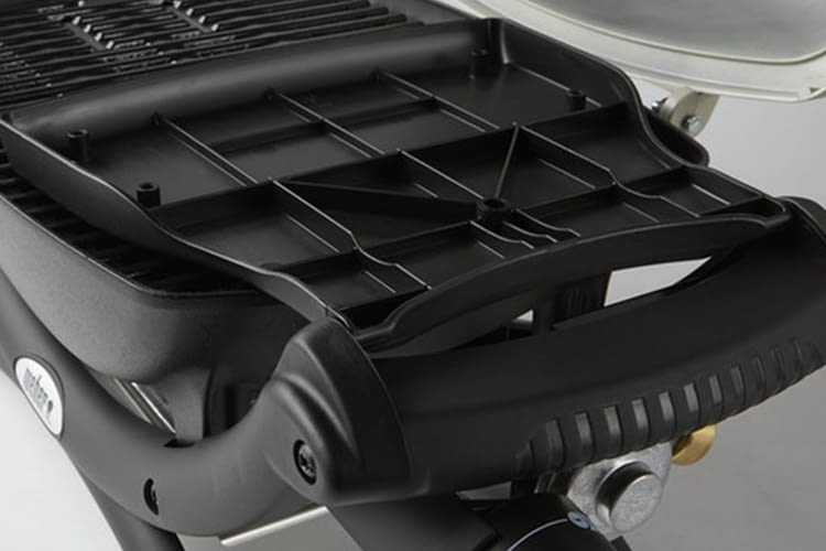 Platzsparend und praktisch: die abklappbaren Seitentische Platzsparend und praktisch: die abklappbaren Seitentische