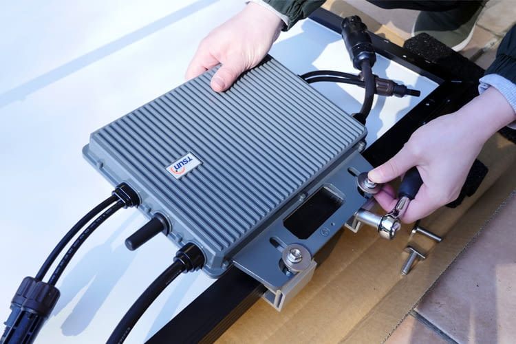 Der Balkonkraftwerk Wechselrichter wird meist auf der Solarpanel Rückseite verschraubt Der Balkonkraftwerk Wechselrichter wird meist auf der Solarpanel Rückseite verschraubt