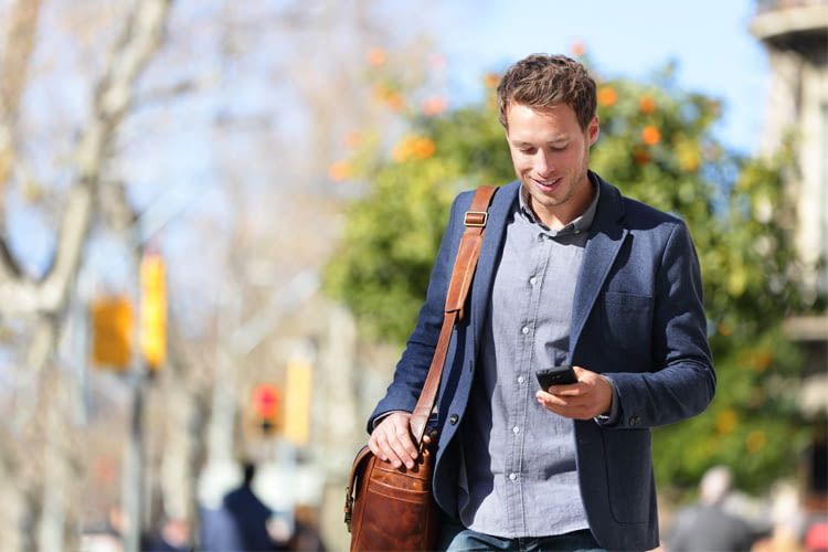 Per Smart Home App lässt sich eine vergessene Lampe auch unterwegs noch ausschalten Per Smart Home App lässt sich eine vergessene Lampe auch unterwegs noch ausschalten