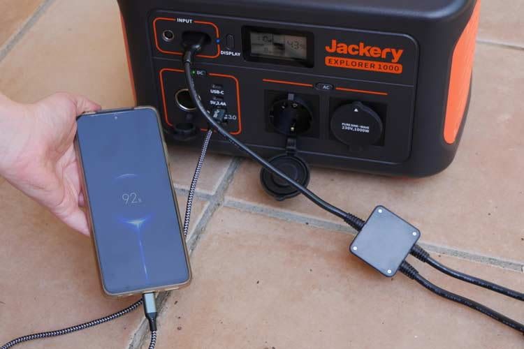 Die Handyaufladung per USB-C-Kabel klappte im Test der Redaktion problemlos Die Handyaufladung per USB-C-Kabel klappte im Test der Redaktion problemlos