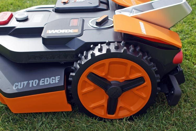 Die meisten Teile, wie z. B. Räder und Kamera, sind bereits vormontiert Die meisten Teile, wie z. B. Räder und Kamera, sind bereits vormontiert